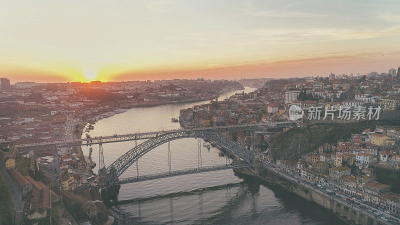 在葡萄牙波尔图，古斯塔夫·埃菲尔设计的标志性的Dom Luis I大桥横跨杜罗河，历史悠久的Ribeira和Se区。联合国教科文组织世界遗产